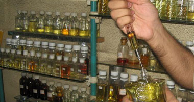"عطور التركيب" تتحدى الغلاء والأطباء يحذرون من الأضرار