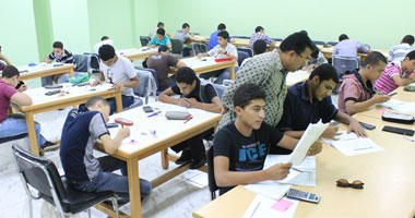 طالب بشريعة دمنهور يسرق ورقة إجابته ويهرب من اللجنة 