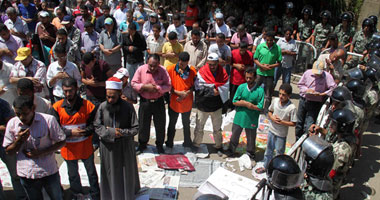 بالصور.. 200 متظاهر يصلون الجمعة أمام السفارة الإسرائيلية