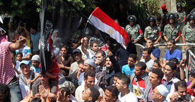 متظاهرو سفارة إسرائيل يؤكدون تضامنهم مع "الشحات"