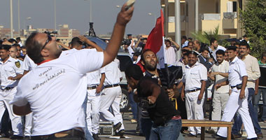 إخراج مؤيدى مبارك من الباب الخلفى لأكاديمية الشرطة