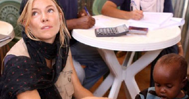 سيينا ميلر بمخيم للاجئين فى إثيوبيا