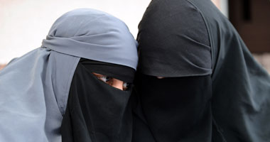 عرض الصحافة البريطانية: على المحاكم فى بريطانيا السماح للمسلمات بارتداء النقاب.. شابة استرالية تدافع عن سيدة مسلمة بإحدى القطارات.. فى مئوية مذابح الأرمن.. لا تزال الجهود مستمرة وراء اعتراف تركى