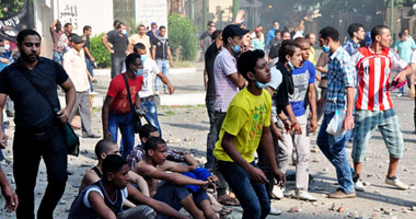 اشتباكات عنيفة أمام "عمر مكرم".. وتزايد فى أعداد المتظاهرين