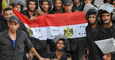 20 سيارة أمن مركزى تغادر التحرير بعد إخلائه من المتظاهرين