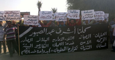 بالصور.. استمرار غضب العمال بميناء العين السخنة بالسويس