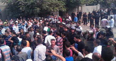 وقفة أمام "الوزراء".. والعشرات يهتفون "حق العاطل فين"