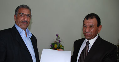 وزير التعليم  يكرم  مديرى مدارس بالجيزة ويمنحهم شهادات تقدير