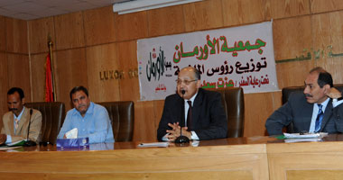 محافظ الأقصر يسلم 40 رأس ماشية لأهالى إسنا وأرمنت