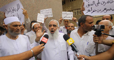 أنصار أبو إسلام يتظاهرون لتأييده بأولى جلسات محاكمته 