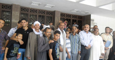 وقفة لأولياء الأمور بأسيوط لارتفاع درجات القبول بالثانوية العامة