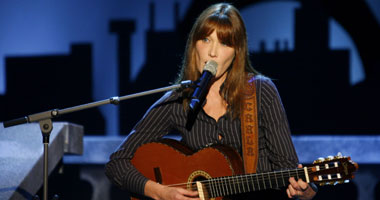 قرينة ساركوزى ترفض العمل السياسى وتتمسك بالغناء