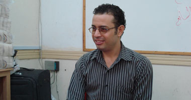 محمد صلاح.. لا يتكلم.. ولا يسمع.. ولا يكتب.. ولا يقرأ.. ما تسألش إزاى بيشتغل خطاط ومدرب كمبيوتر
