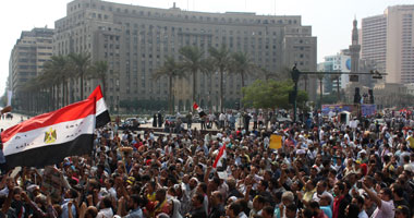 أحد متظاهرى التحرير يرفع نعشا للأحزاب والقوى السياسية 