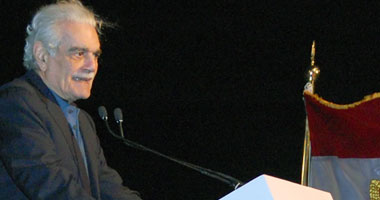 عمر الشريف يدرس الموافقة على التجربة الشبابية "فيس بوك"