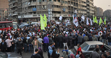 مسيرة شبرا تؤذن العصر بالميكروفونات وتطالب بإسقاط النظام