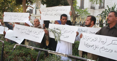 بالصور.. فلاحو سيناء يتظاهرون أمام "الشعب"
