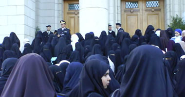 مئات المنتقبات يتظاهرن أمام دار الإفتاء للمطالبة بإقالة المفتى