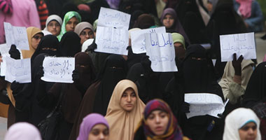 طالبات "طب عين شمس" يؤدين الامتحان بالنقاب