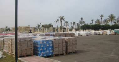 الشرطة تحرس المعونات العربية بإستاد العريش