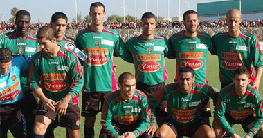 جماهير المولودية تقتحم الملعب.. وذكرى يلوح بالاستقالة