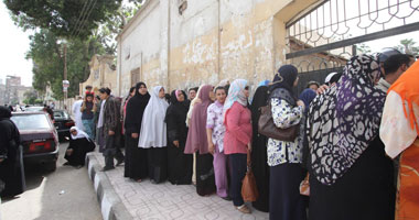 مسنة وهى تدلى بصوتها: "لو عاوزين البلد تنصلح محدش ينتخب الإخوان"