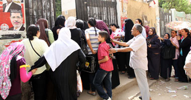 ناخب يرفض وضع أصبعه فى زجاجة الحبر ونثرها فى وجه أمينة اللجنة بسوهاج