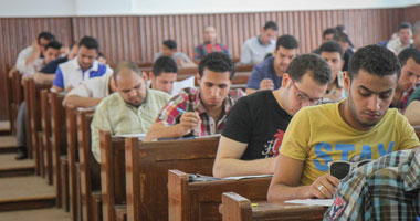 بدء خروج طلاب "تجارة وتربية" اﻷزهر بعد مرور نصف وقت الامتحان