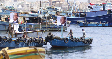 صور السيسى على المراكب والطيارات الورقية فى الإسكندرية