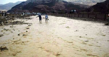 الطرق والكبارى تعلن إعادة فتح طريق طابا- نويبع بعد إزالة آثار السيول
