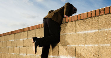 لص يحاول سرقة منزل فى نيوزيلندا فوجد رجلاً مشنوقاً فى استقباله