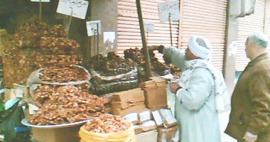 ضبط 5.400 طن عجوة مجهولة المصدر بالبحيرة