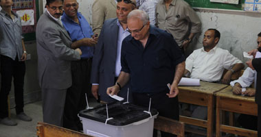 شفيق يدلى بصوته وسط حراسة مشددة