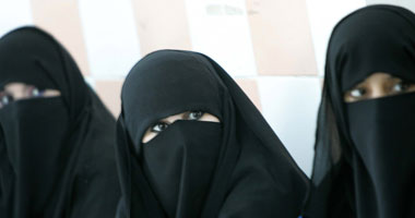 قانونيون عرب يقاضون الحكومة الفرنسية بسبب النقاب