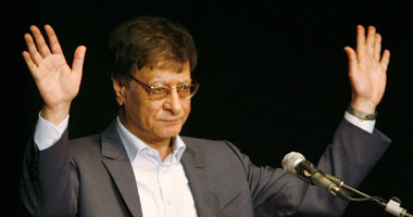 شاعر إسرائيلى يعطل فيلم عن محمود درويش