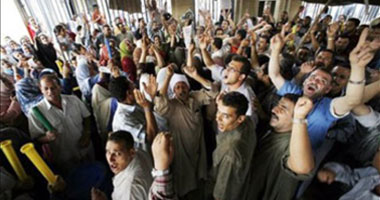 مليون عامل بالغزل والنسيج يعانون تدنى أحوالهم
