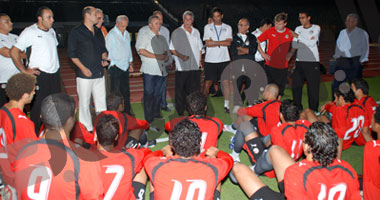 شحاتة ومعاونوه مع منتخب الشباب
