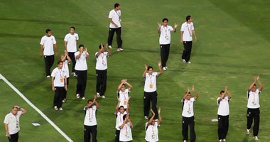لاعبو منتخب الشباب فى الملعب لإزالة الرهبة الجماهيرية