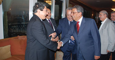 بالصور ..السعودية تكرم عمرو موسى 