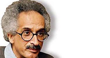 "العمامة والقبعة" رواية جديدة لـ"صنع الله إبراهيم" 