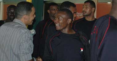 "خناقة" بين لاعبى المنتخب السودانى وجماهيره 
